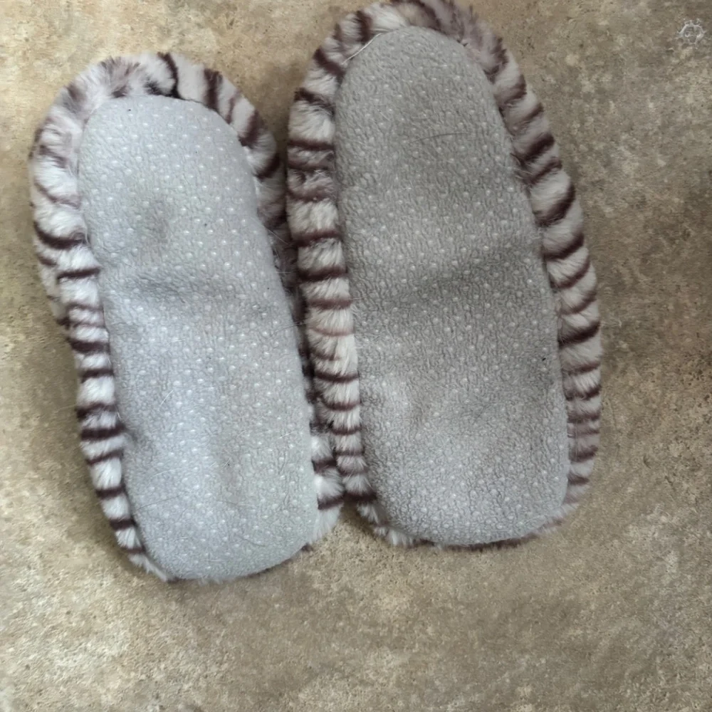 Slippers - Picture 2 of 2